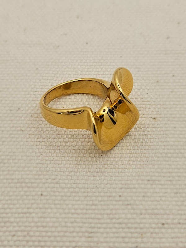 Anillo con forma original para mujer