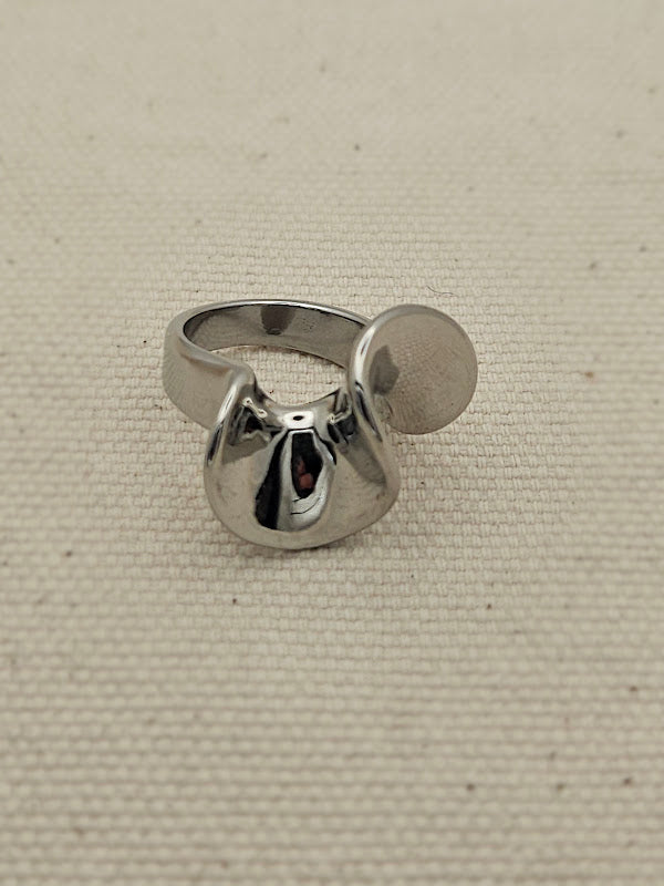 Anillo plateado para mujer con un diseño original