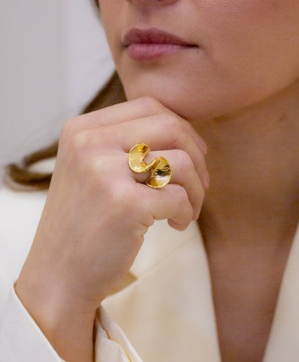 Anillo con curvas para mujer