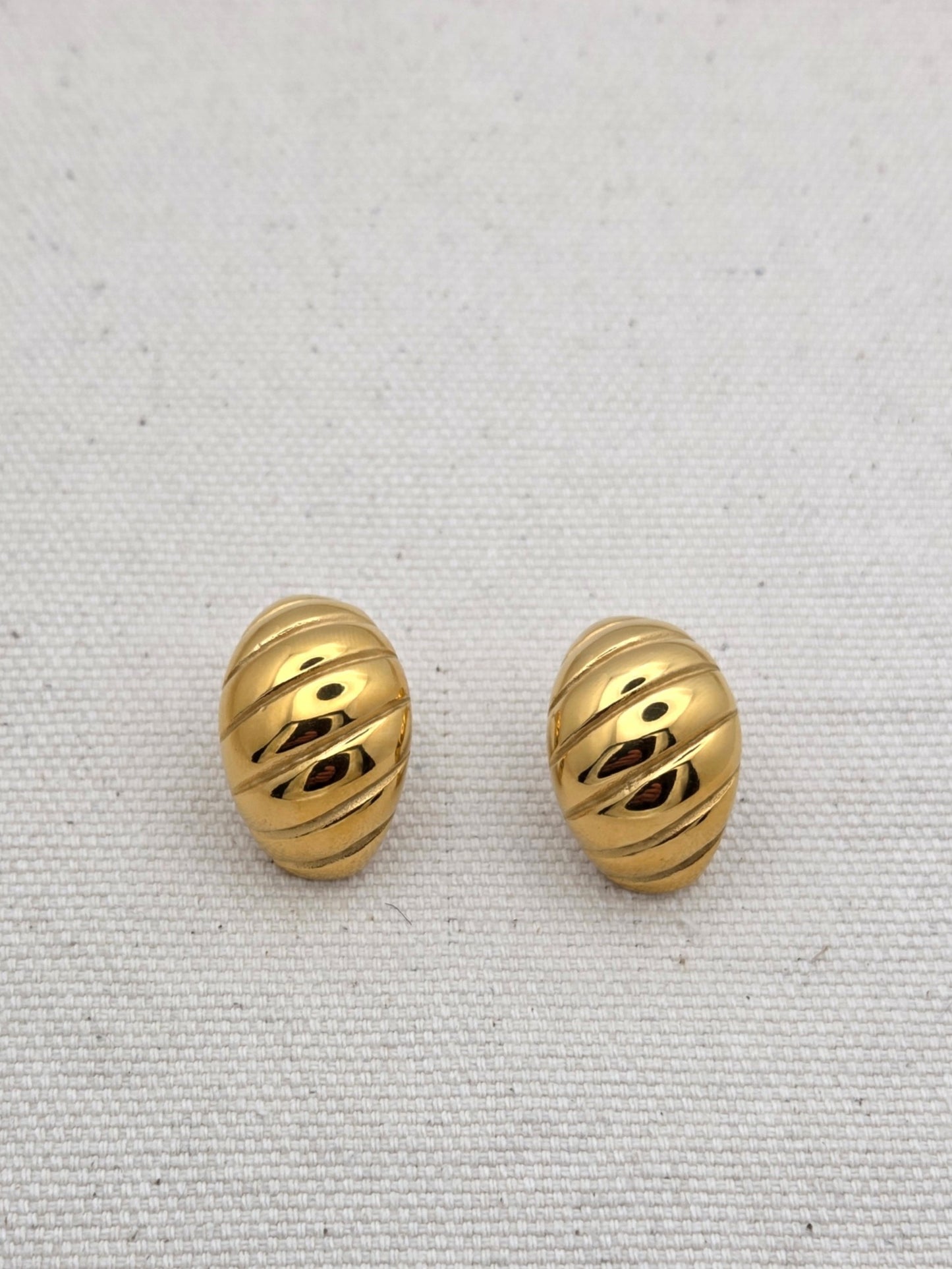 Anillo dorado grande con rayas en relieve