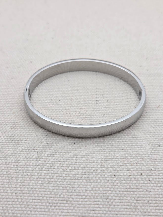 Pulsera Helou Bijoux plateada con cierre oculto cerrado
