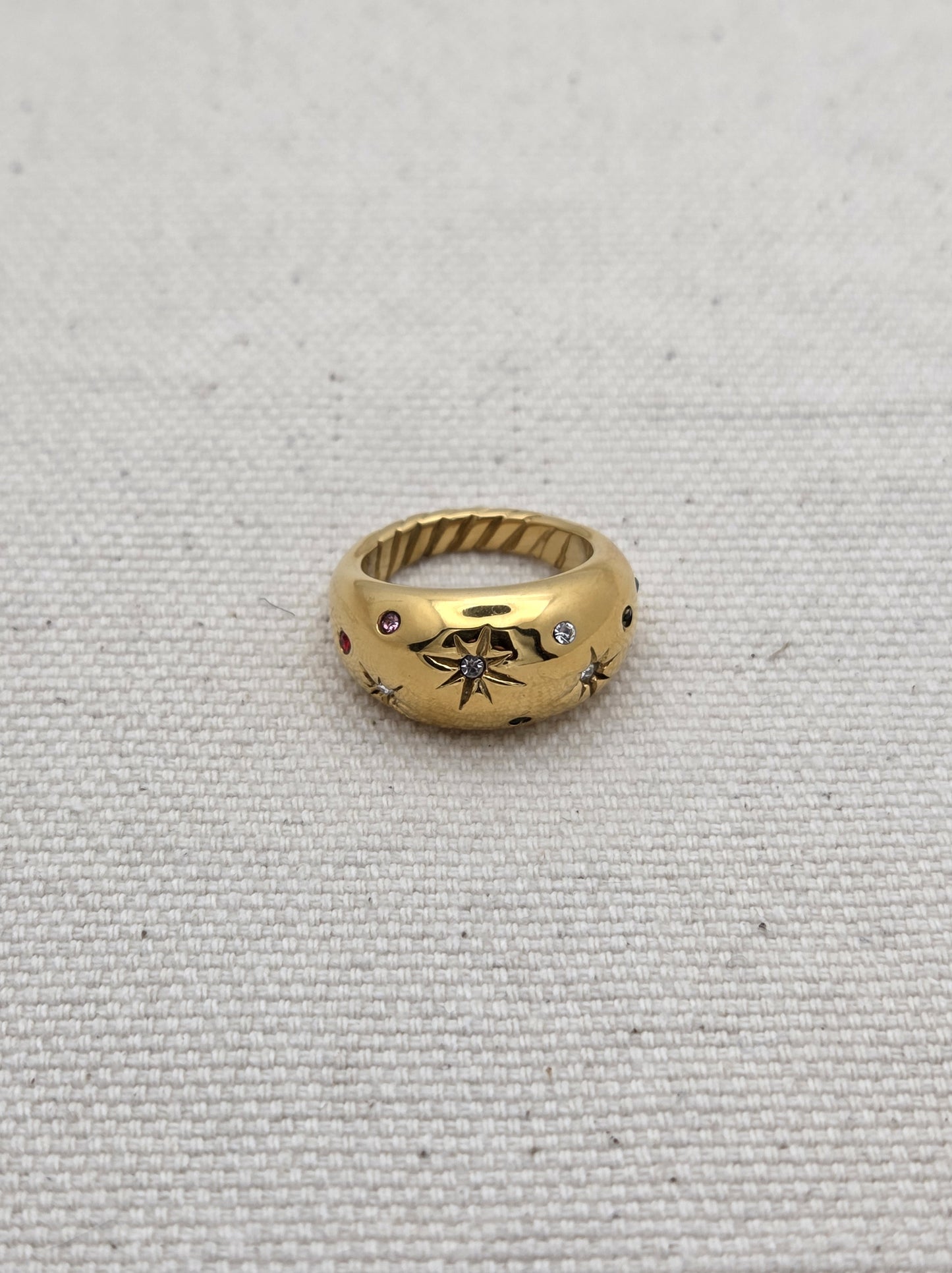 Anillo dorado ancho con grabados de estrellas y piedras de colores