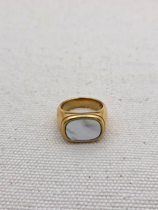 Anillo de oro con piedra preciosa blanca helou bijoux