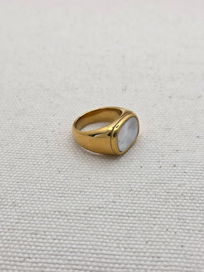 Anillo de oro con piedra preciosa blanca para mujer