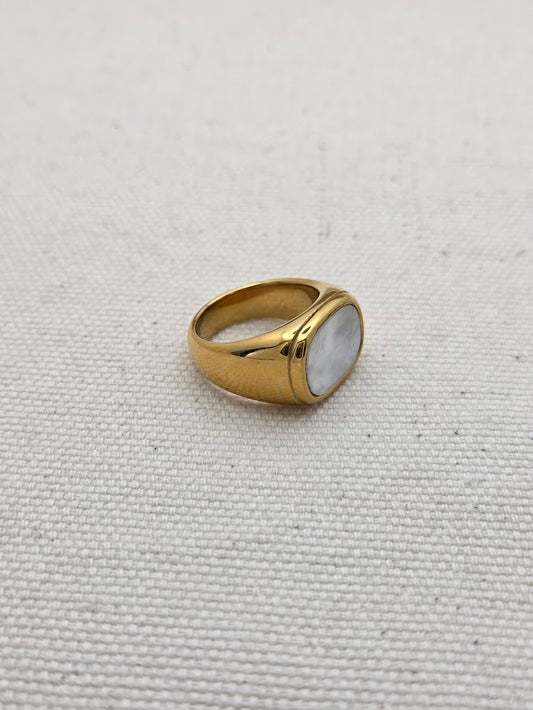 Anillo de oro con piedra preciosa blanca para mujer