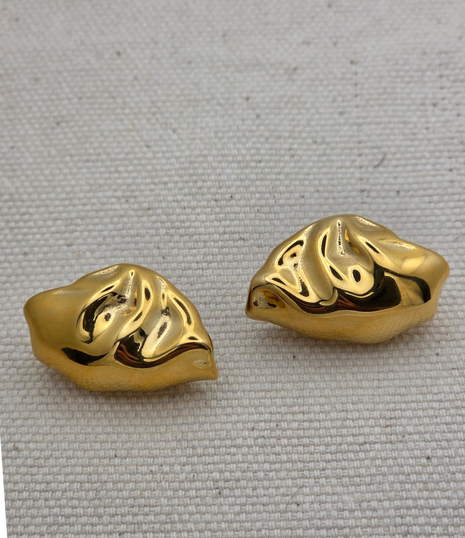 Pendiente con textura de oro