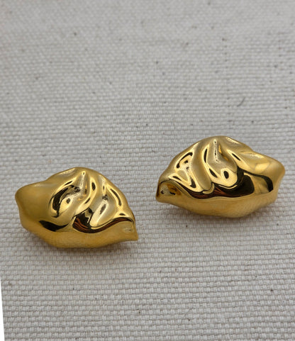 Pendiente con textura de oro
