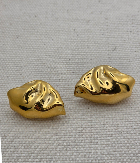 Pendiente con textura de oro