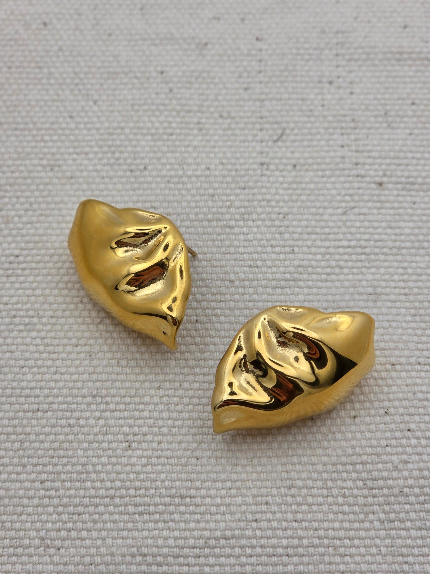 Pendiente con textura de oro para mujer