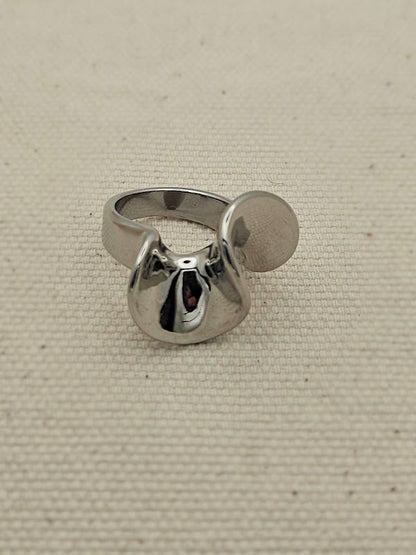 Anillo plateado para mujer con un diseño original