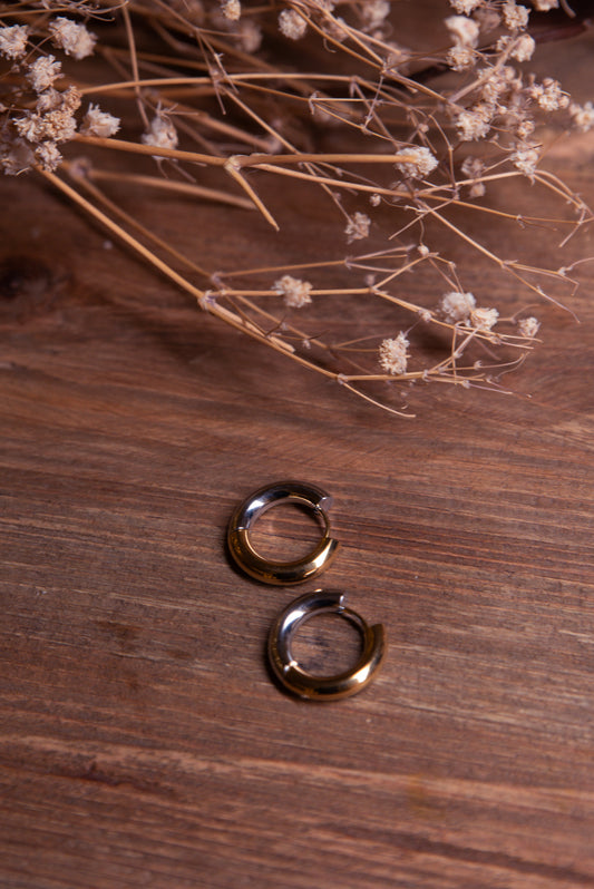 Pendiente mix plating en un fondo de madera