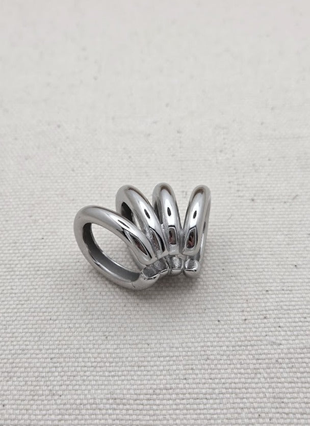 Pendiente de plata de diseño abierto con múltiples bandas
