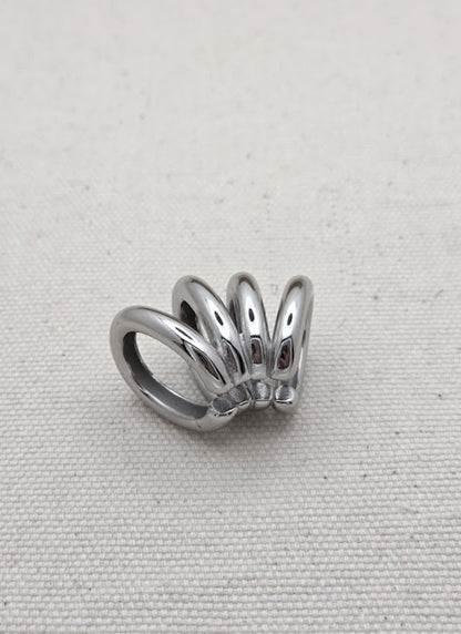 Pendiente de plata de diseño abierto con múltiples bandas