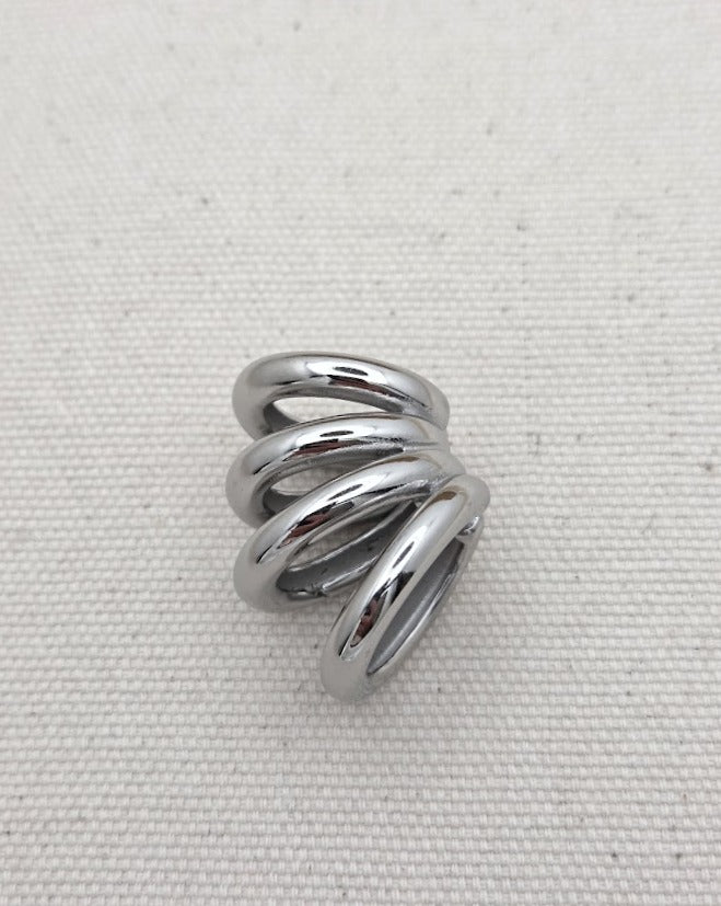 Pendiente de plata grande de diseño abierto con múltiples bandas