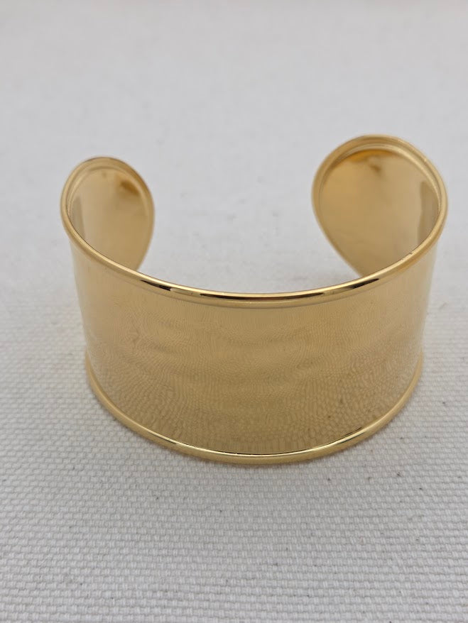 Pulsera abierta dorada que se adapta a la muñeca o al antebrazo