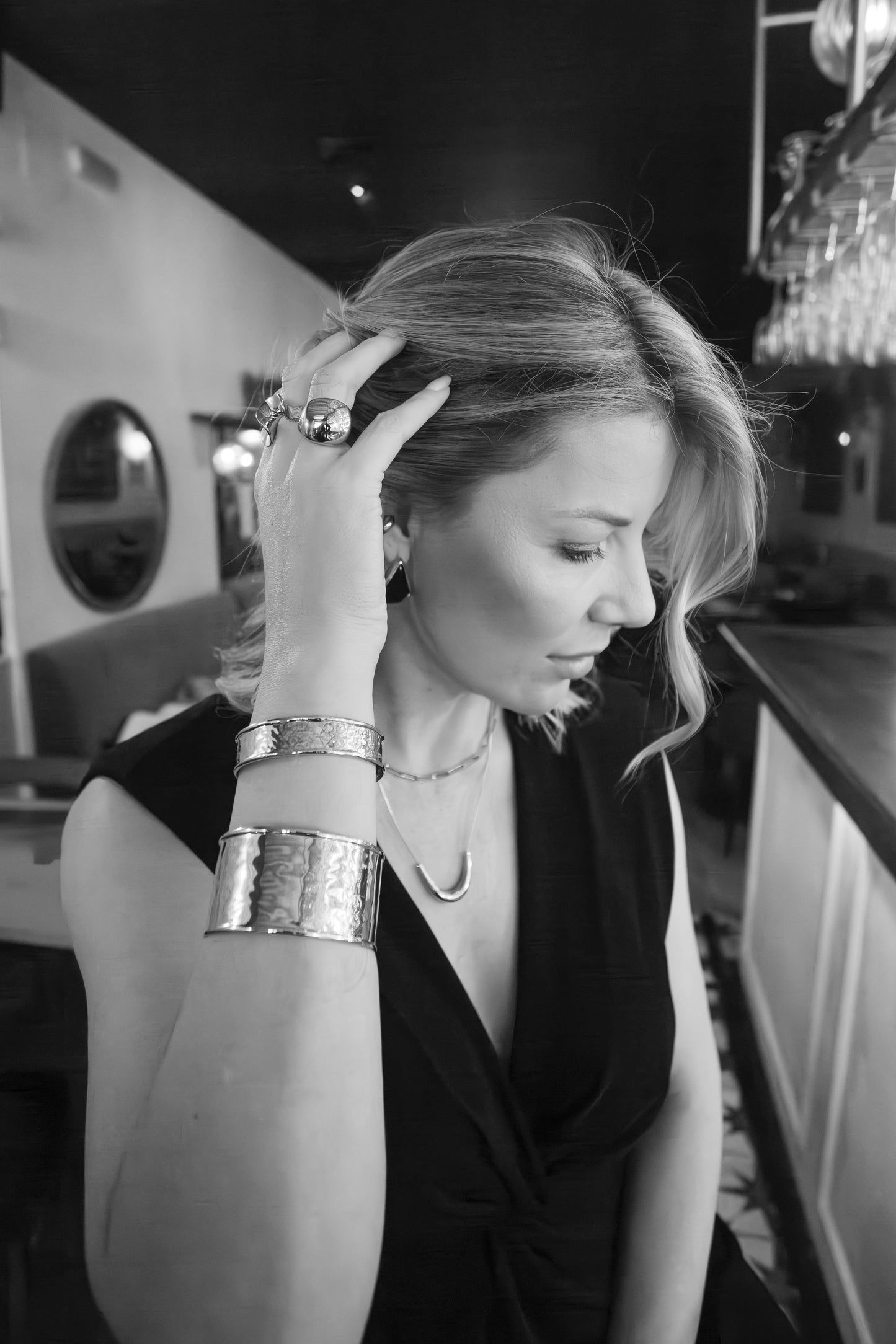Mujer con joyas doradas Helou Bijoux en ambiente nocturno