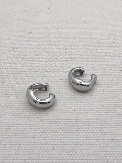 Joya plateada para mujer con diseño orgánico y asimétrico