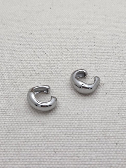 Joya plateada para mujer con diseño orgánico y asimétrico