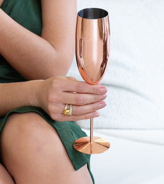 Anillo con nudo brillante en mano femenina