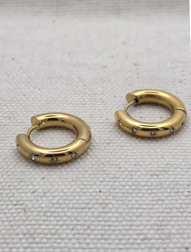 Pendientes de aro dorados con pequeños cristales incrustados