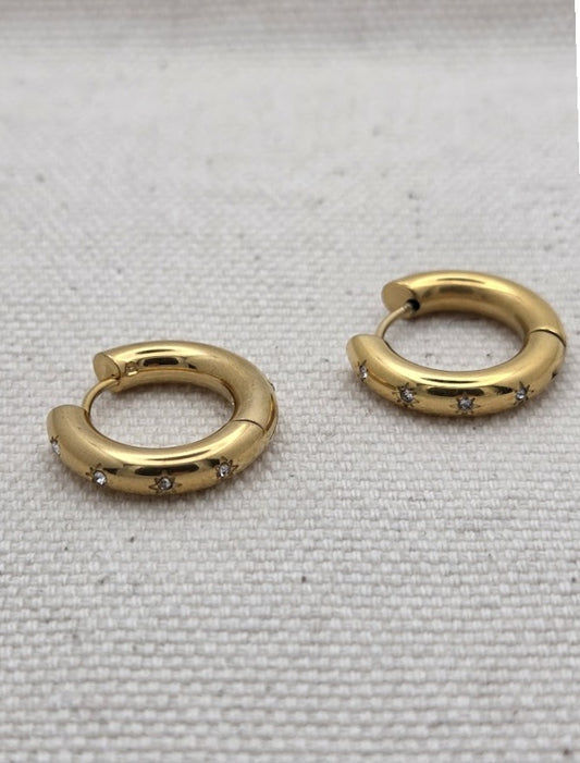 Pendientes de aro dorados con pequeños cristales incrustados