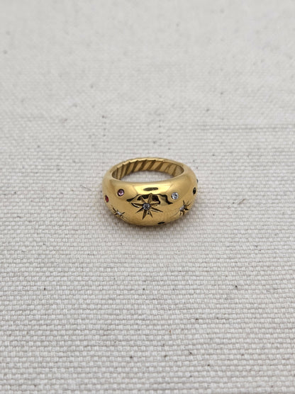 Anillo dorado ancho con grabados de estrellas y piedras de colores
