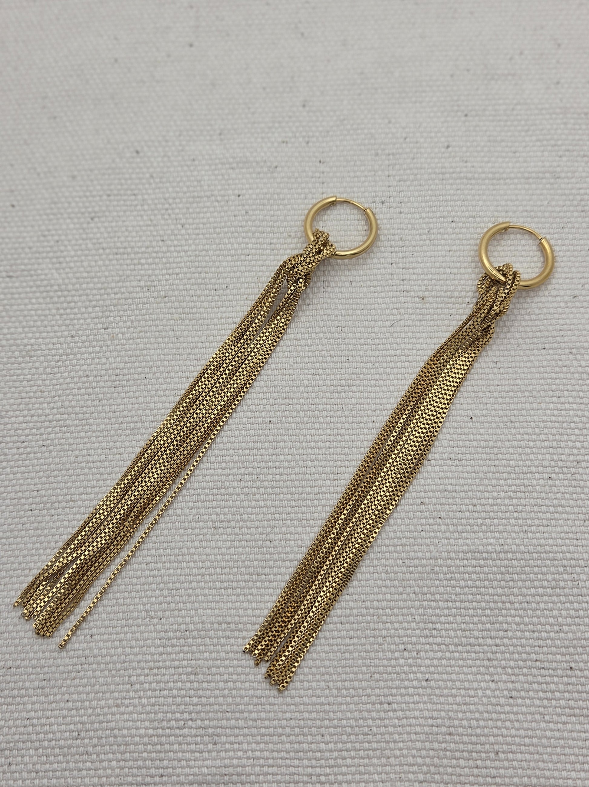 Pendientes largos dorados con flecos de cadena fina