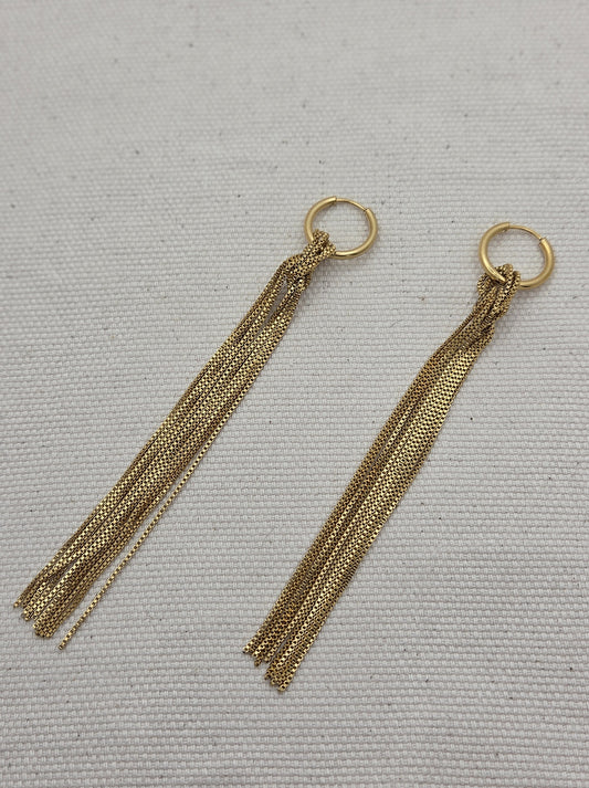 Pendientes largos dorados con flecos de cadena fina
