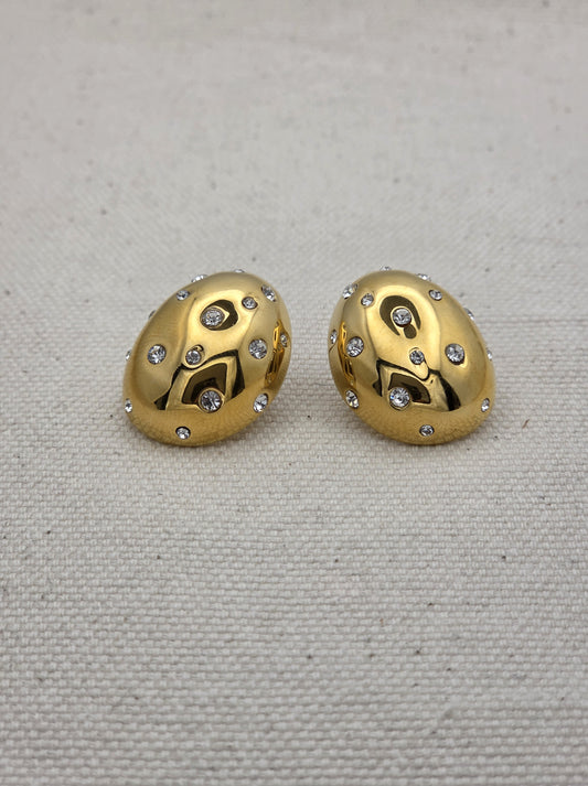 Pendientes dorados ovalados con cristales brillantes